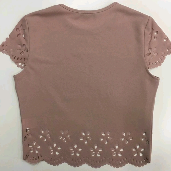 Laser cut fitted crop top - Picture 3 of 4